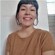 Profesora de hatha yoga, práctica apta para jóvenes, adultos y adultos mayores